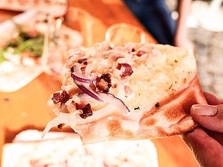 Flammkuchen und Wein