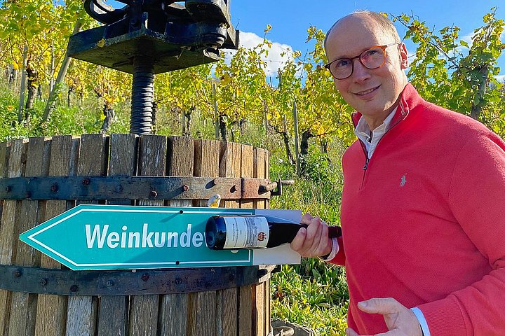 Stadtführer Sebastian Quint mit Weinkelter