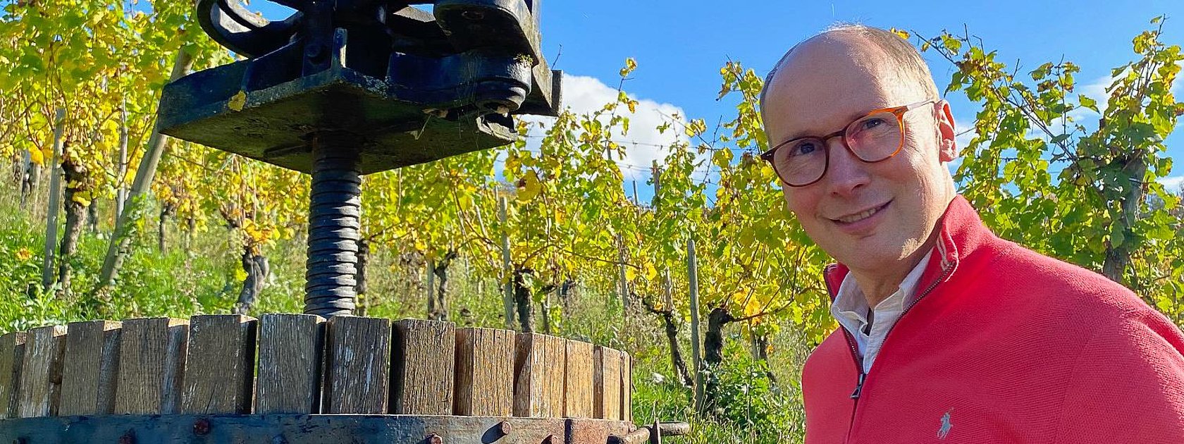 Stadtführer Sebastian Quint mit Weinkelter