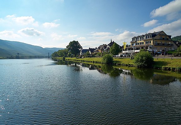 Mosel-Hotel-Sonnenuhr