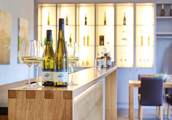 Vinothek mit Weinflaschen und Gläsern