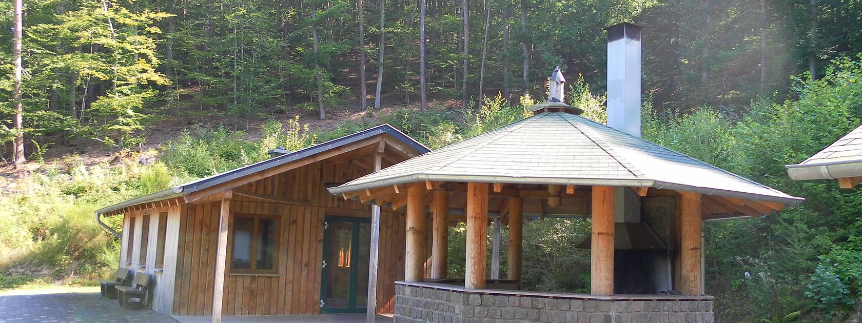 Grill- und Schutzhütte im Wald von  Burgen