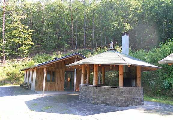 Grill- und Schutzhütte im Wald von  Burgen