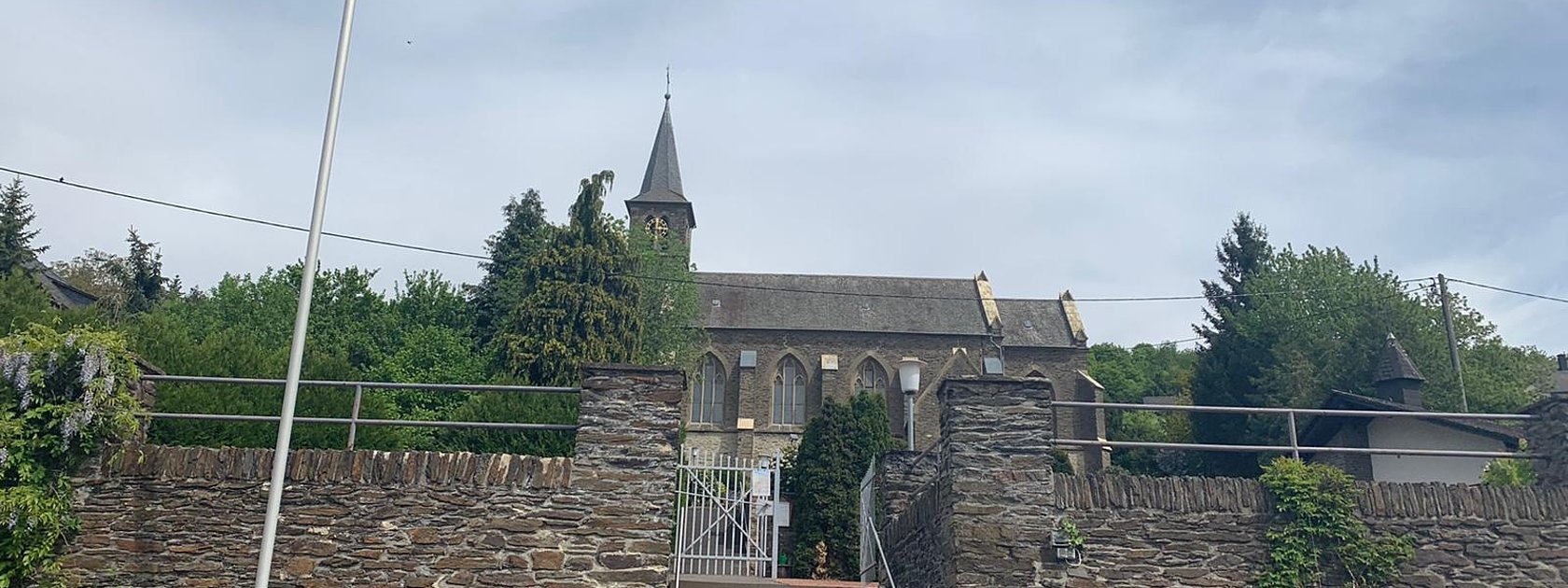 Kirche am Ortsrand