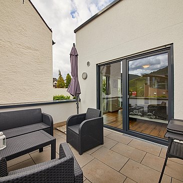 Terasse mit Gartenmöbeln