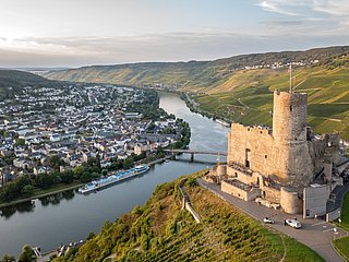 Blick auf die Burg Landshut und die Mosel bei Bernkastel-Kues