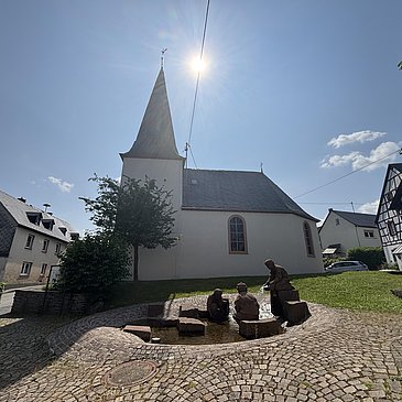 Goldgräberbrunnen und evangelische Kirche