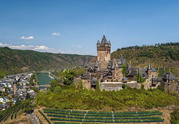 Die Reichsburg Cochem mit Mosel im Hintergrund