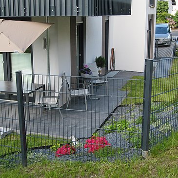 komplett eingezäunter Garten