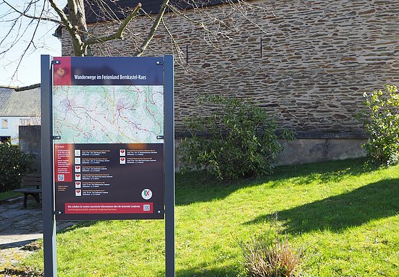 Informationstafel zu den Wanderwege der Region