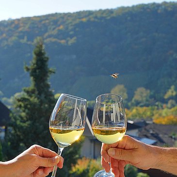 Zum Wohl mit einem Glas Wein aus eigenem Weingut