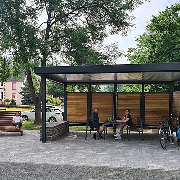 Mehrgenerationenplatz neben dem Spielplatz