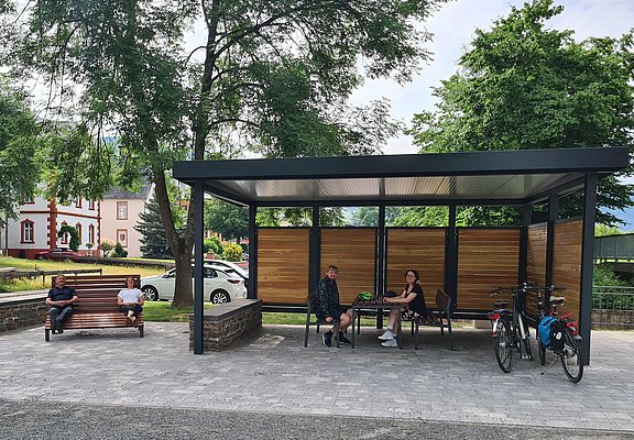 Mehrgenerationenplatz neben dem Spielplatz