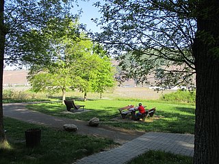 Rastplatz und Ruhebank in der Nähe der Waldkapelle