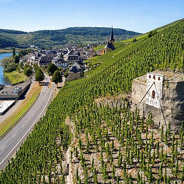 Sonnenuhr Zeltingen in den Moselweinbergen