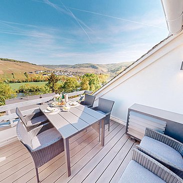 Traumhafte Aussicht vom Balkon ins Moseltal