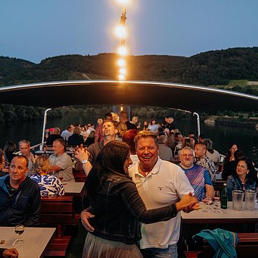 Feiernde Menschen auf dem Schiff